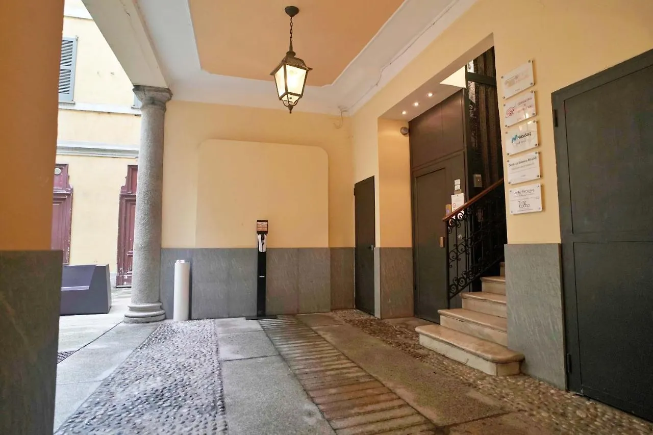 Chic 1Bdr With Shared Terrace Steps From Duomo By Rentopolis Milano 0*,  Italia